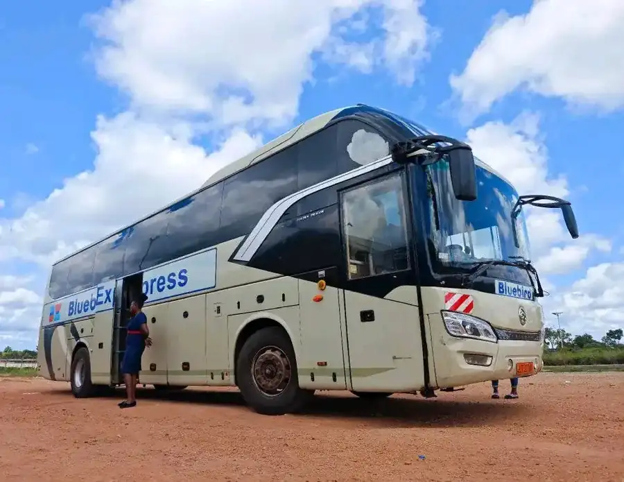 Autocar Bluebird Express prêt au départ